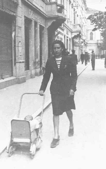 1946-a-spasso-con-mamma.jpg